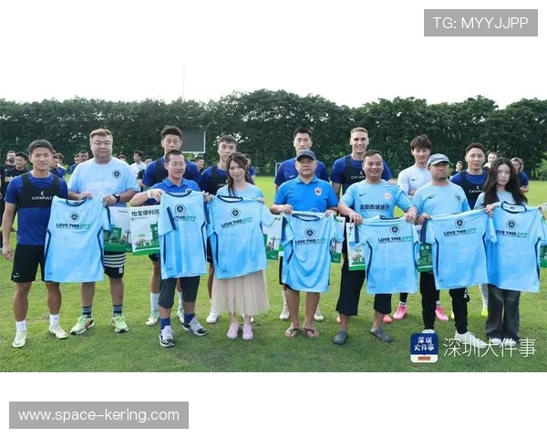 球队开放日吸引万名粉丝，签名会排队长龙绕场