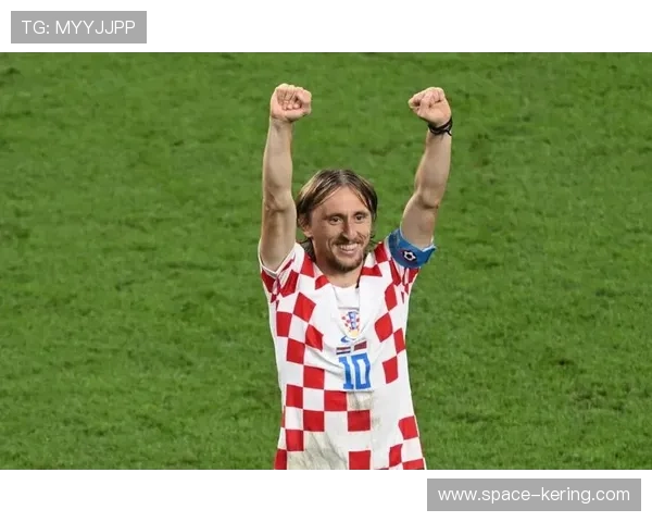 终场哨响，克罗地亚老将莫德里奇跪地掩面：37岁中场大师的最后一届世界杯，传奇落幕时刻